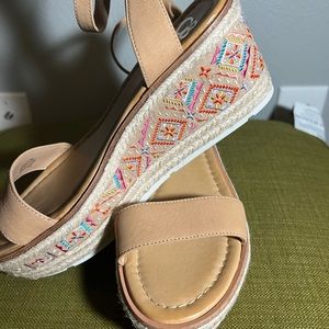 Gianni Bini wedge sandal. NEW! Size 7.5